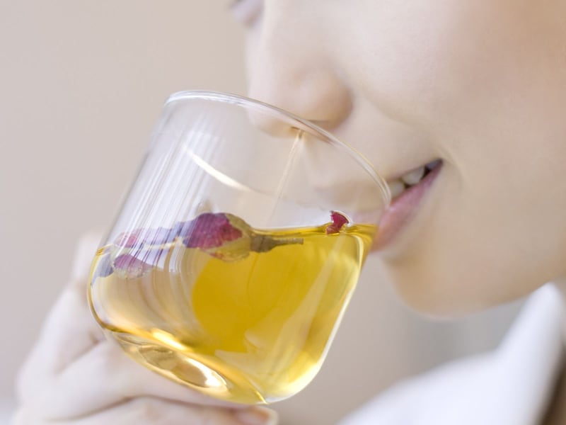 ハーブティーを飲む女性