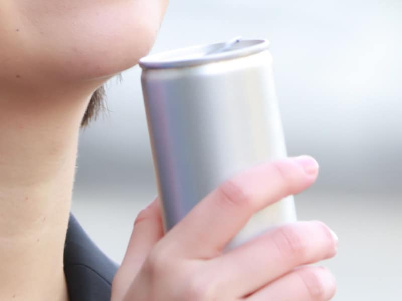 缶コーヒーを飲む女性