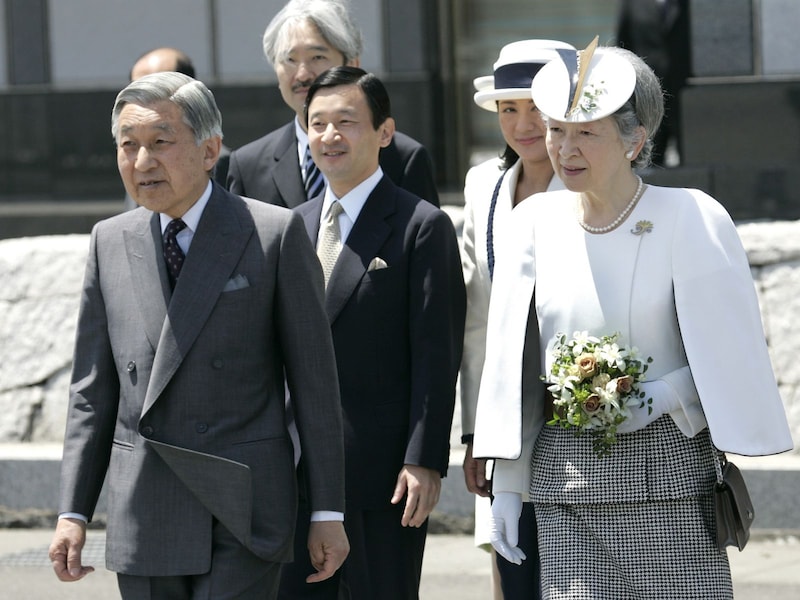 欧州訪問に出発する明仁天皇と美智子さま（2007年5月）※画像：ロイター/アフロ