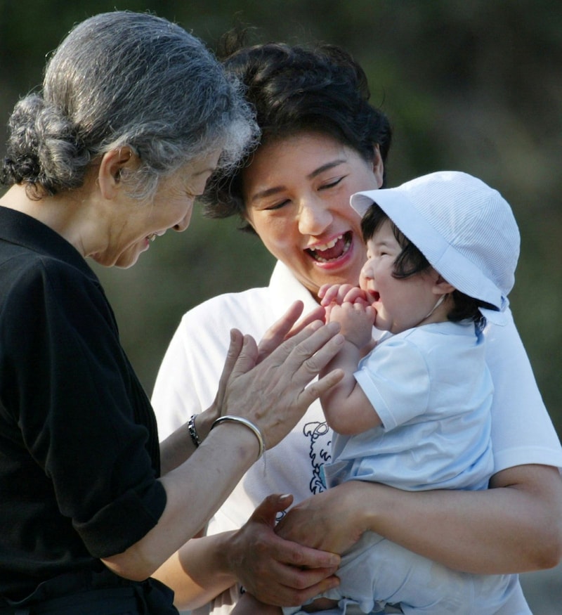 須崎御用邸で静養中のご一家 (2002年8月26日)※画像:ロイター/アフロ