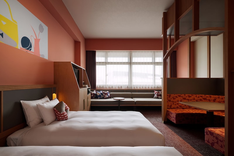 赤がテーマの客室「かたりばルーム」（提供画像）