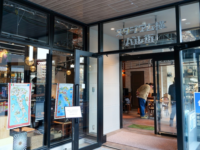 「スタジアム横バル街」には34店舗の小型店舗が並び、「はしご酒」を楽しめる