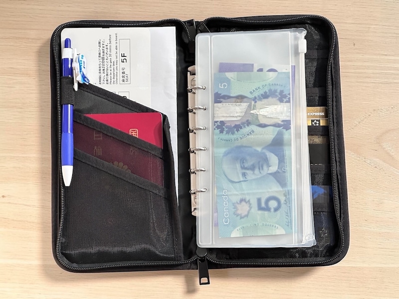 パスポートケース　クリアポケット付