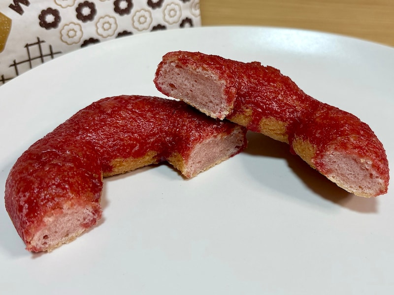 生地のもちもち食感が主役のドーナツ。いちごジャムのような甘い風味が広がって美味!