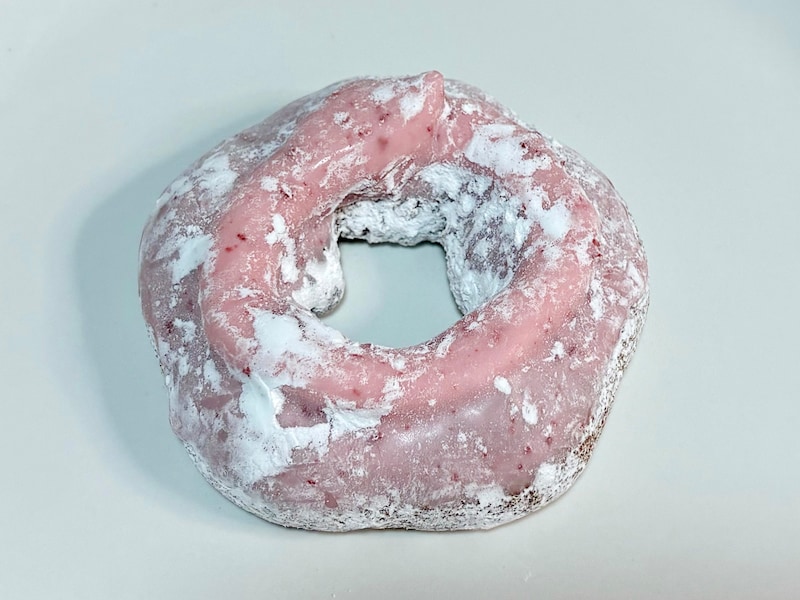 「桜もちっとドーナツ 春めくいちごホイップだいふく風」テイクアウト216円/イートイン220円