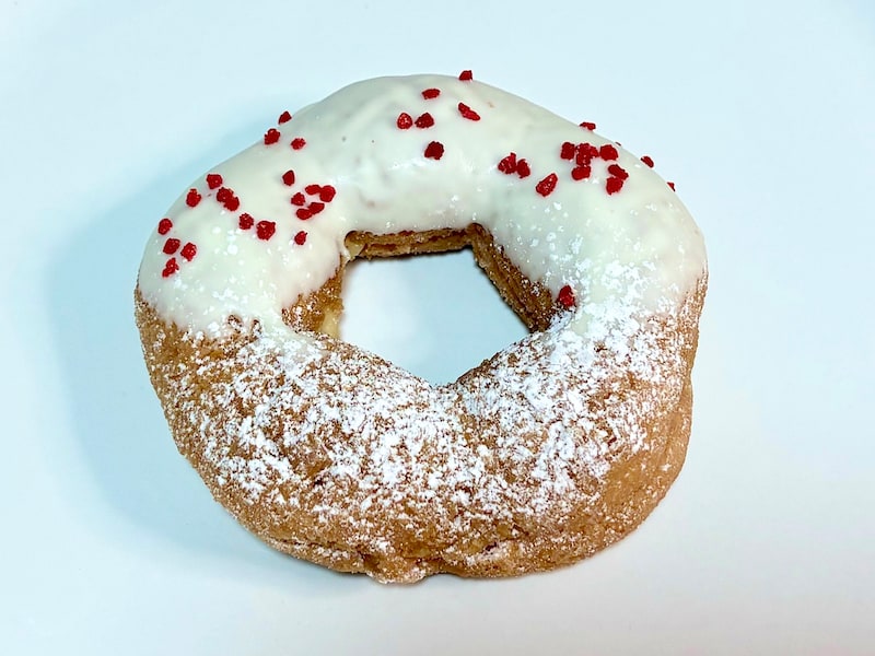 「桜もちっとドーナツ 花やぐいちごみるくカスタード」テイクアウト216円/イートイン220円