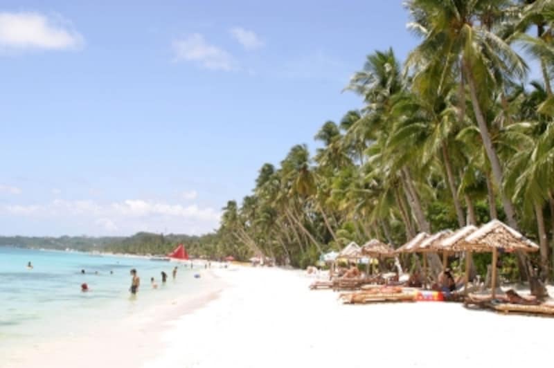 約４キロ続くホワイトビーチ。サンセット時にはビーチバーが出現