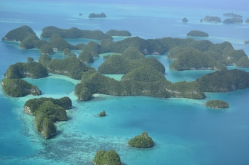 ロックアイランドが寄り添うように浮かぶ、セブンティアイランズ