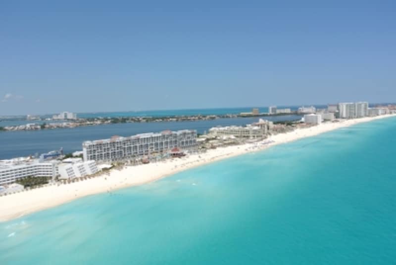 ホテルゾーンをパラセイリングで上空から見下ろすと、こんなカンジ