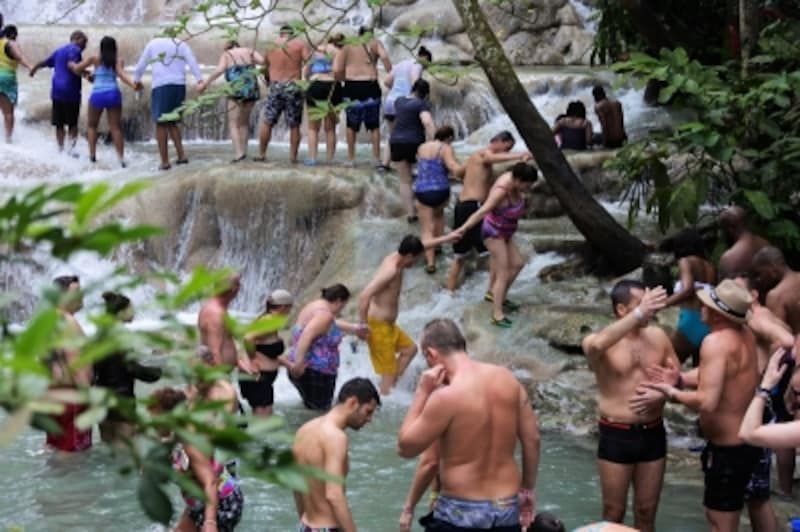 オーチョリオスの滝登り。緑と水を満喫
