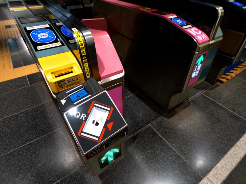 東京メトロ銀座駅の自動改札。QRコードとともにタッチ決済の専用端末がある ※画像：Shutterstock.com