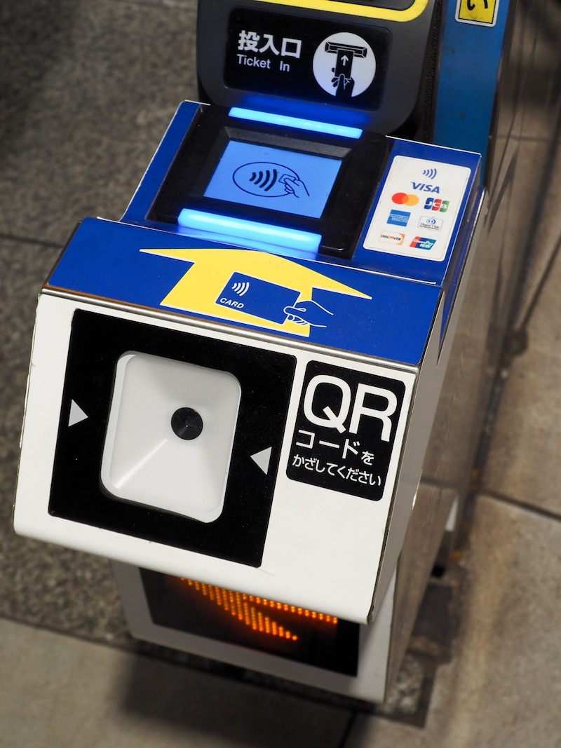 タッチ決済対応マーク（リップルマーク）にクレカやスマホをかざす ※画像：Shutterstock.com