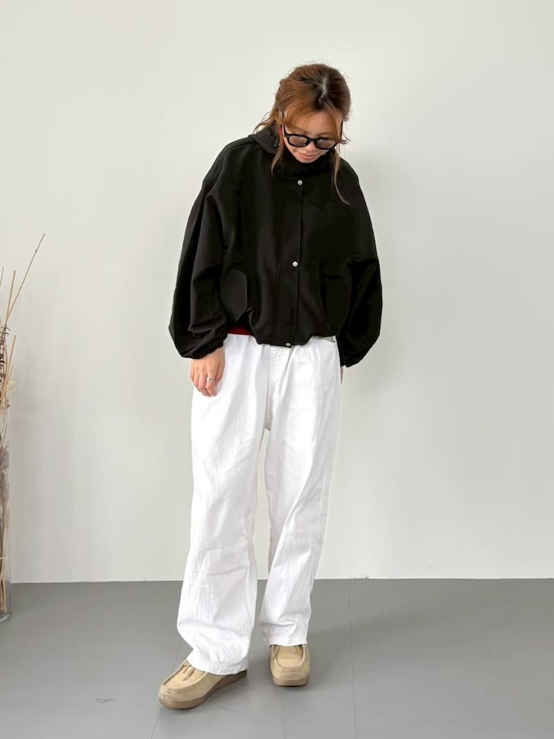 アイウェアをシンプルコーデのアクセントに　出典：WEAR