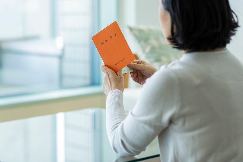 特別支給の老齢厚生年金を受給すると失業給付はどうなる？（画像：PIXTA）