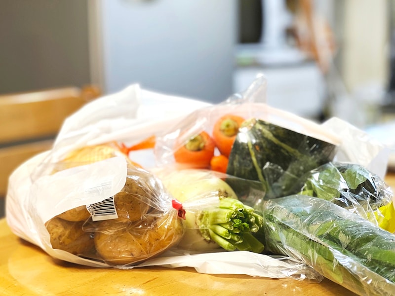 食費を節約するためにまとめ買いをしたけれど…… ※画像：PIXTA
