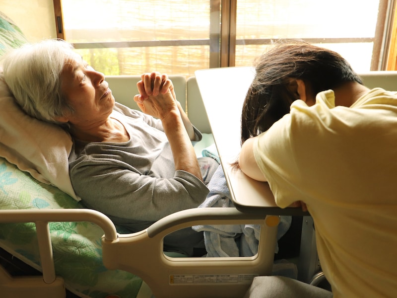 親の介護や家事を「家族だから」と無償で続けていませんか？ ※サムネイル画像：PIXTA