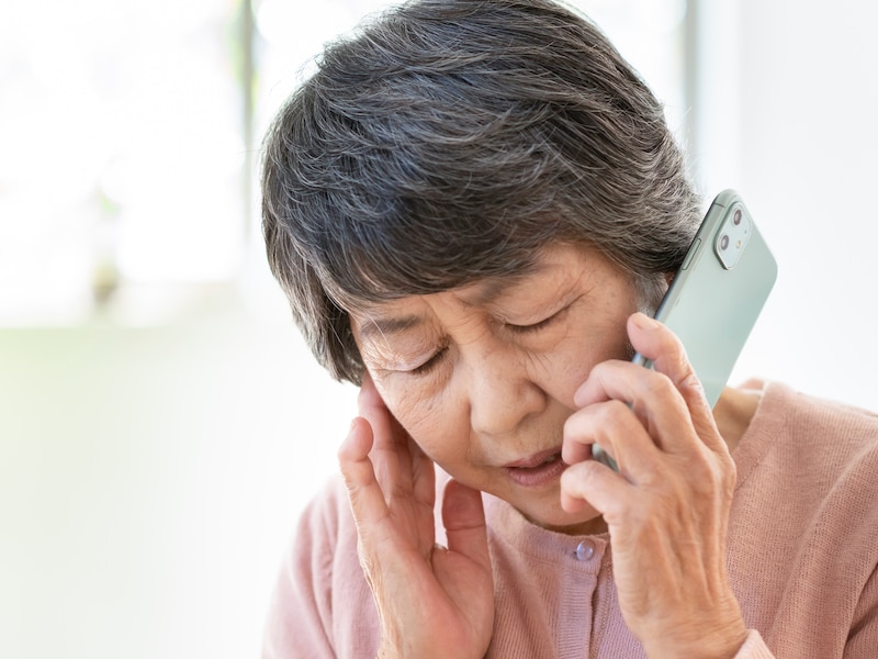 「お金を貸して」経済的な支援を訴えてくる親 ※サムネイル画像：PIXTA