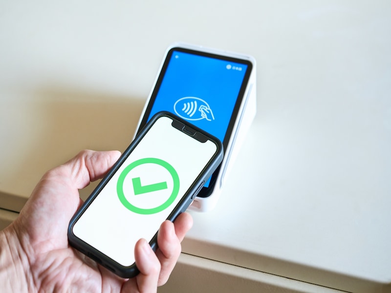 スマホ決済は電波状況やバッテリー残量が心配　※画像：PIXTA