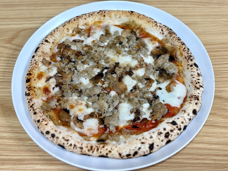 筆者はオーブントースターで温めました! 食べる前からアンチョビ、マッシュルームの香り高い風味が広がります