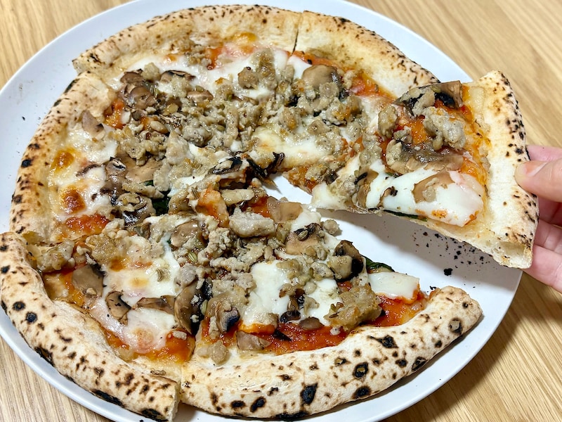 惜しみなくたっぷり入った具材は満足感抜群。お肉好きも満足できるぜいたくなピザです