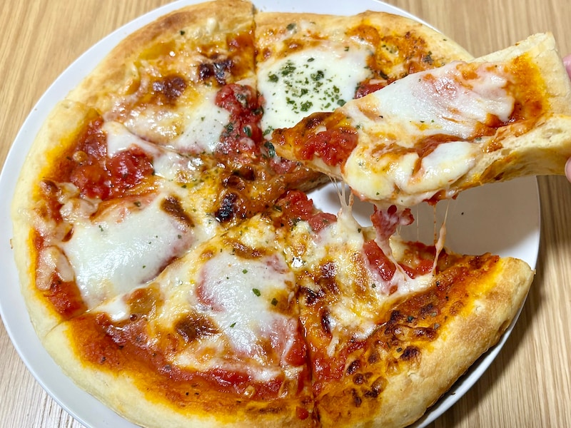 あふれるほどの、とろ~りとしたチーズが口いっぱいに広がります