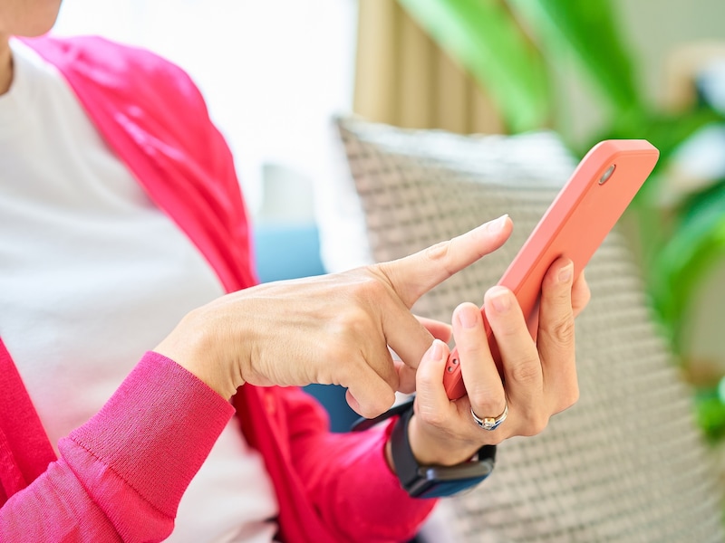 50代夫婦のLINE活用法とは（画像：PIXTA）