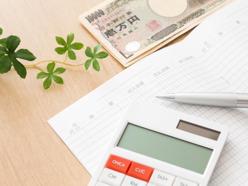 もらえる年金はどうして減る？（画像：PIXTA）