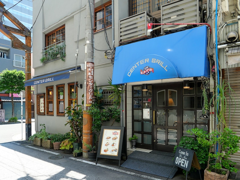センターグリルは行列の絶えない人気店（筆者撮影）