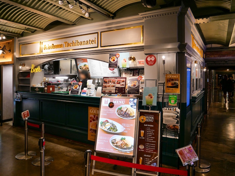 フードコートで気軽に洋食を味わえる「横濱たちばな亭」（筆者撮影）