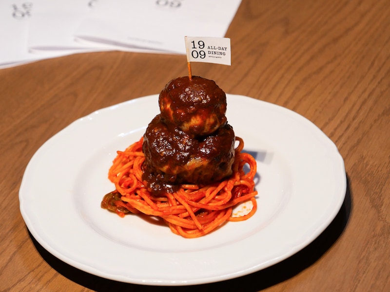 1909ユウリンショクドウ「ジューシーハンバーグ&ナポリタン」（税込1540円）※ディナー限定メニュー