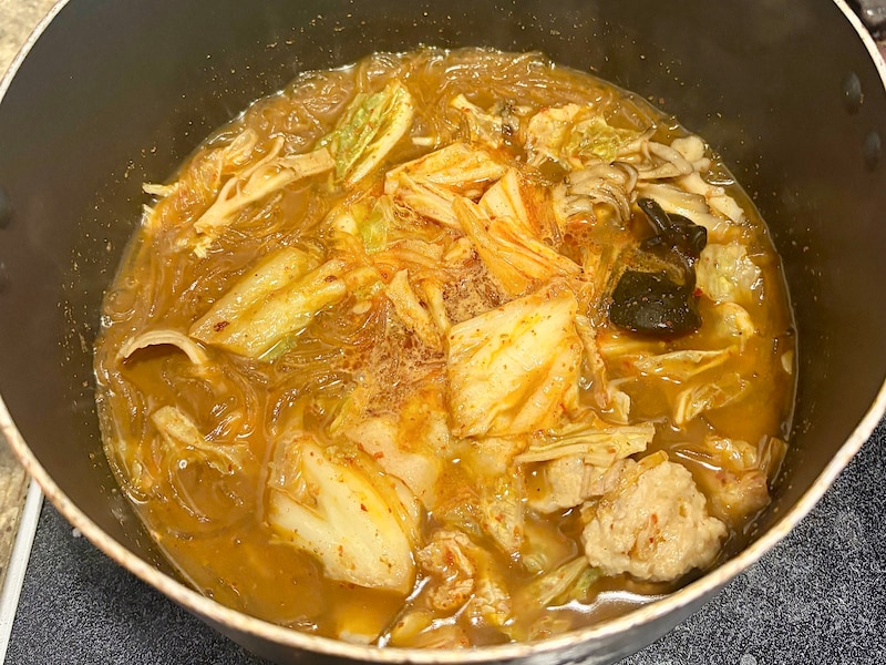 袋に記載の通りお鍋で煮込み、約8分で完成 