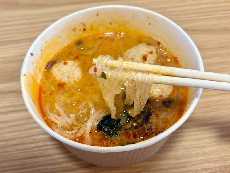 鶏団子はぜいたくに3つも！ 麻辣湯らしい春雨も入っていて食べ応えがあります 