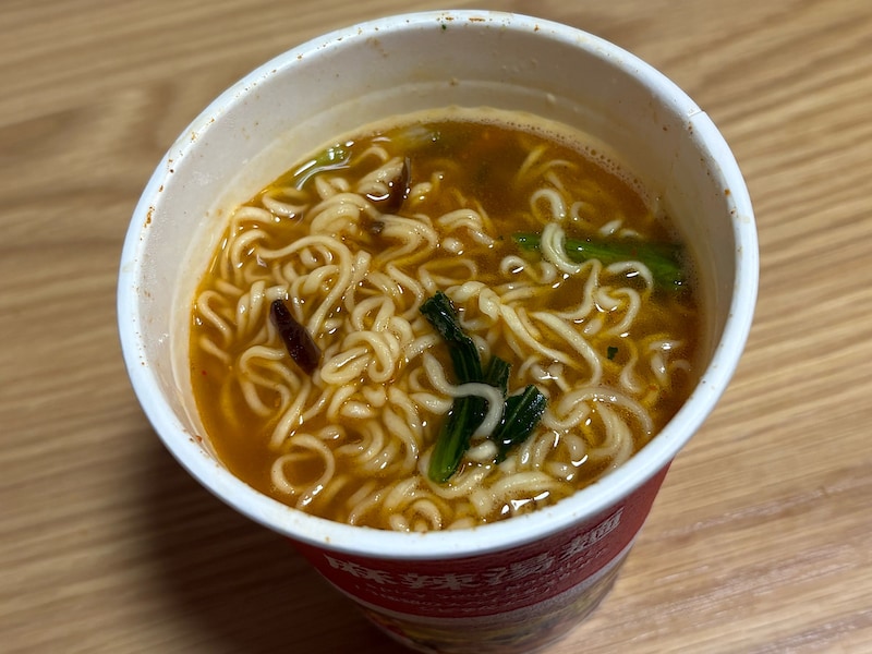 熱湯を注ぐとすぐに、麻辣湯特有の芳醇（ほうじゅん）な香りがふわっと立ち上ります！ 