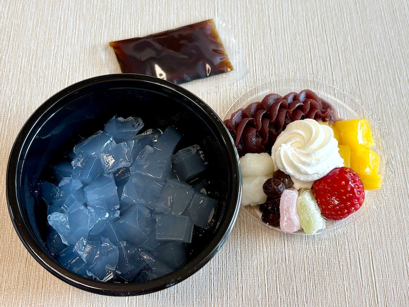 具材がたっぷり！付属の黒蜜ソースをかけて、よく混ぜていただきます 