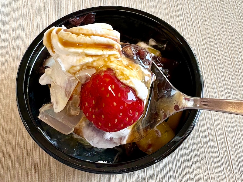 桜風味のこしあん、いちご、ホイップクリーム、マンゴー、団子、塩豆、寒天、求肥が入っています 