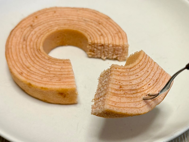 ふんわり食感のバウムクーヘンに、ほのかな桜の風味が広がる心地いいおいしさです 