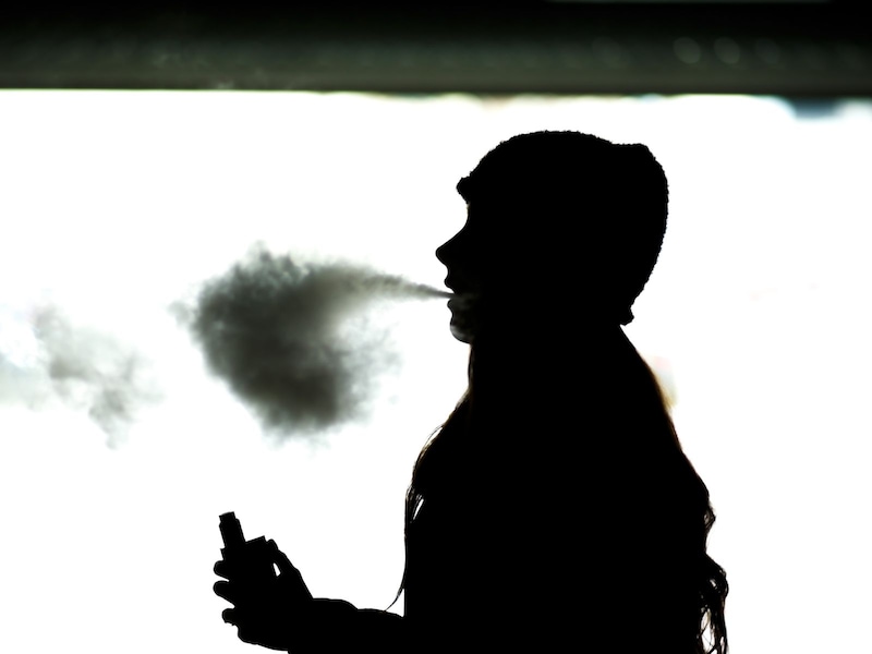 電子タバコを吸う人