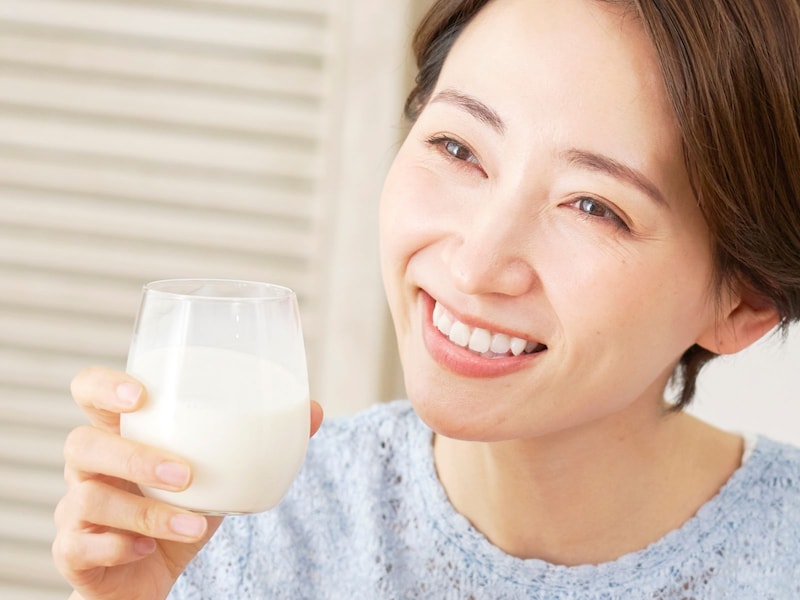 牛乳を飲む人