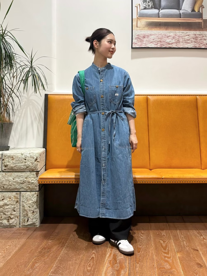 【OKコーデ】ウエストマークや手首のロールアップで着やせ効果も期待できます　出典：WEAR