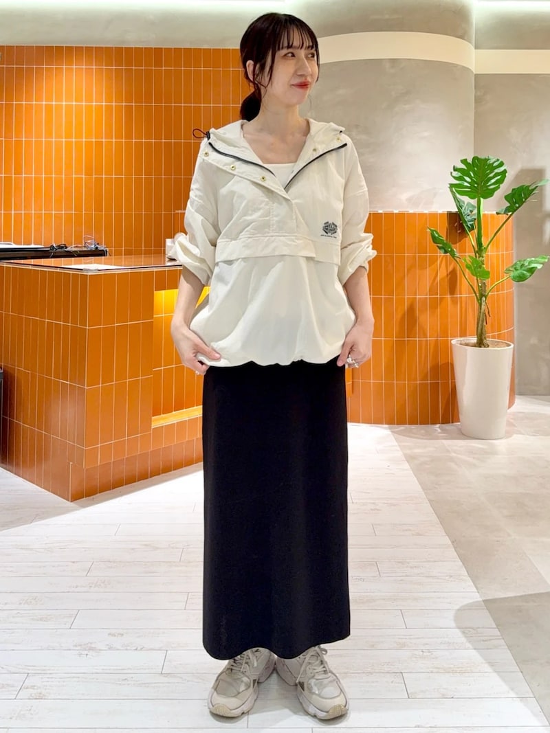 モノトーンでスタイリッシュに仕上げるレジャーコーデ　出典：WEAR