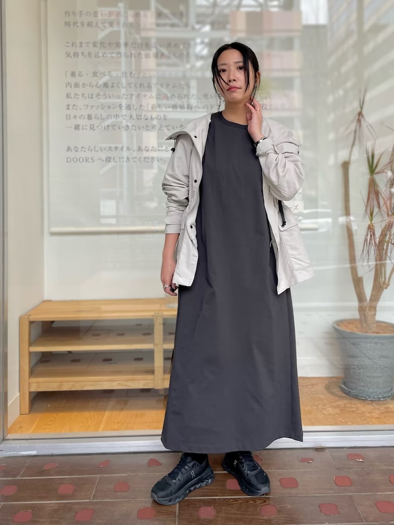 撥水パーカーのインナーには吸水速乾機能を持つワンピースをプラス　出典：WEAR