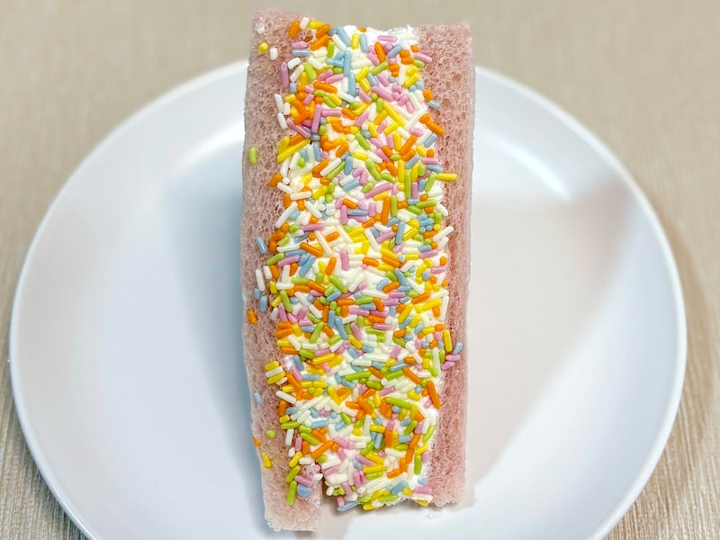 たっぷりのカラースプレーとホイップを楽しめるスイーツサンドです