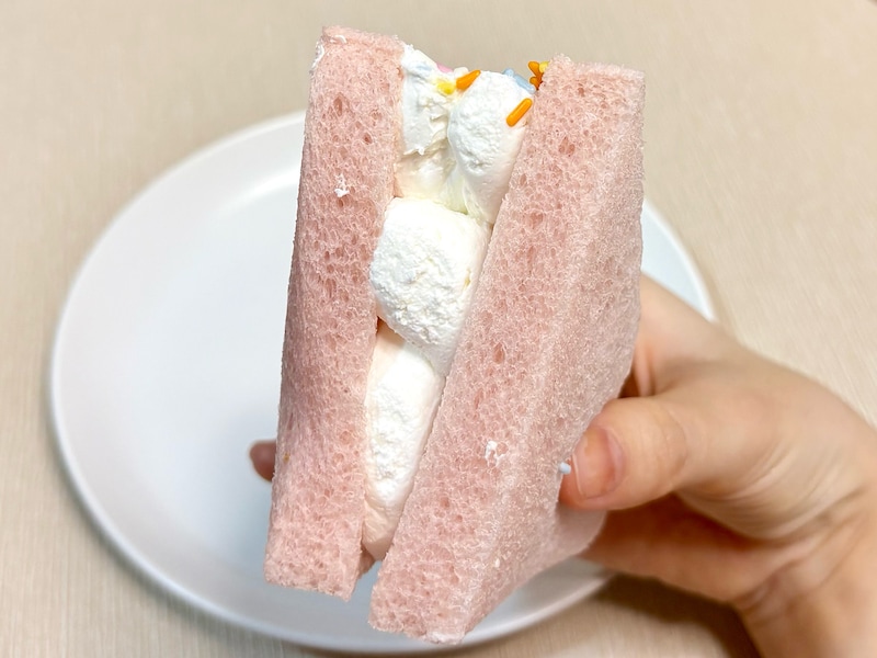 ホイップもパン生地もふわふわ！ カラースプレーの食感がアクセントになっています 