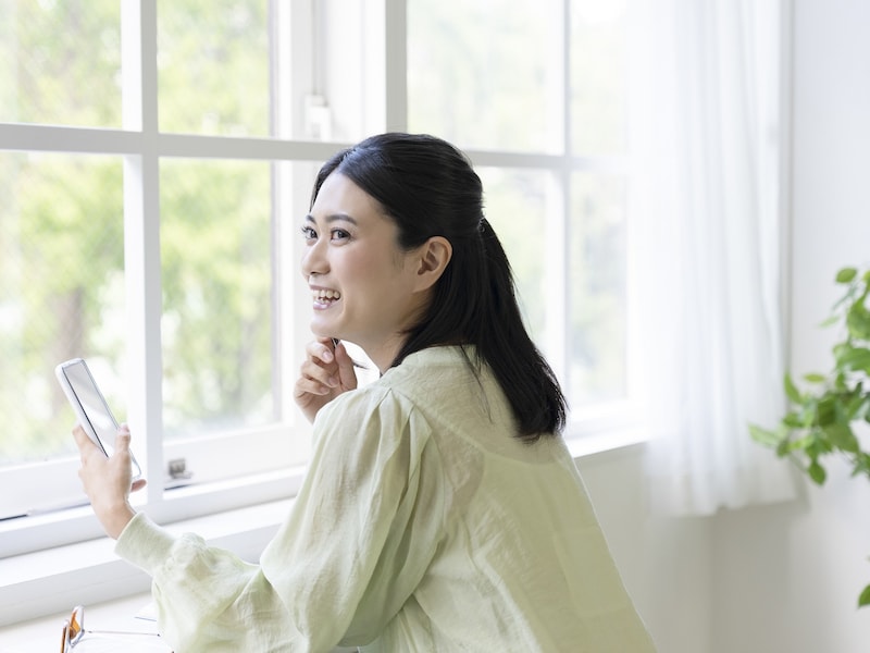 個人向け国債・固定5年を金利1.79%で100万円購入すると、半年後にもらえる利息はいくら?※画像:amanaimages