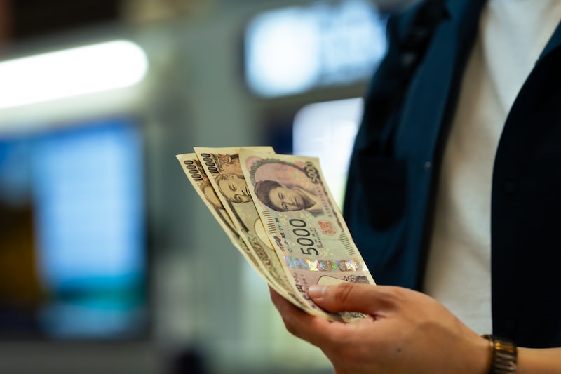 現金を持つ男性