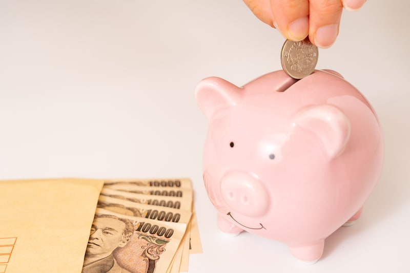 現金と貯金箱