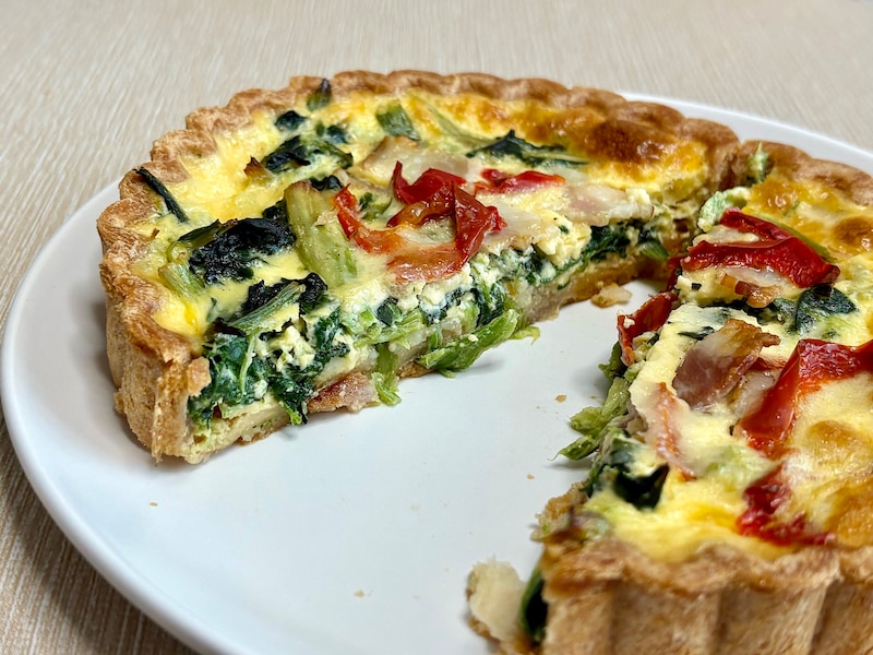 中にはほうれん草などの具材がぎっしり。チーズの濃厚なコクとクリーミーな口どけが広がります