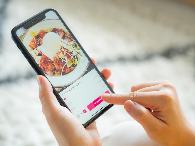 飲食店などでのスマホ注文、モヤモヤしている人は多い（画像：PIXTA）