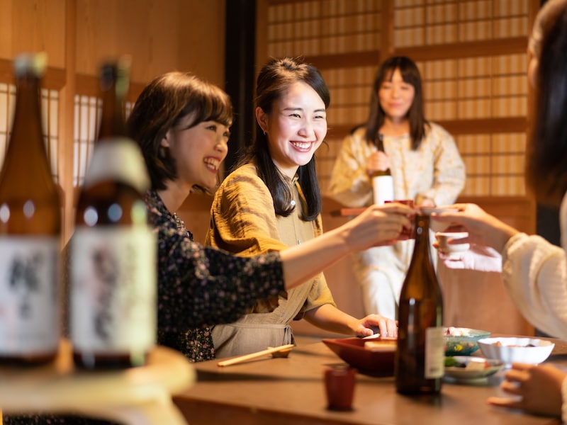 友人がバイトする居酒屋に行ったら、何かがおかしい……（画像：PIXTA）