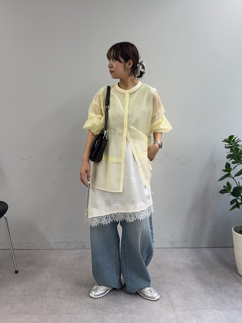 シアーシャツに裾レースのスカートで今っぽさも抜群　出典：WEAR